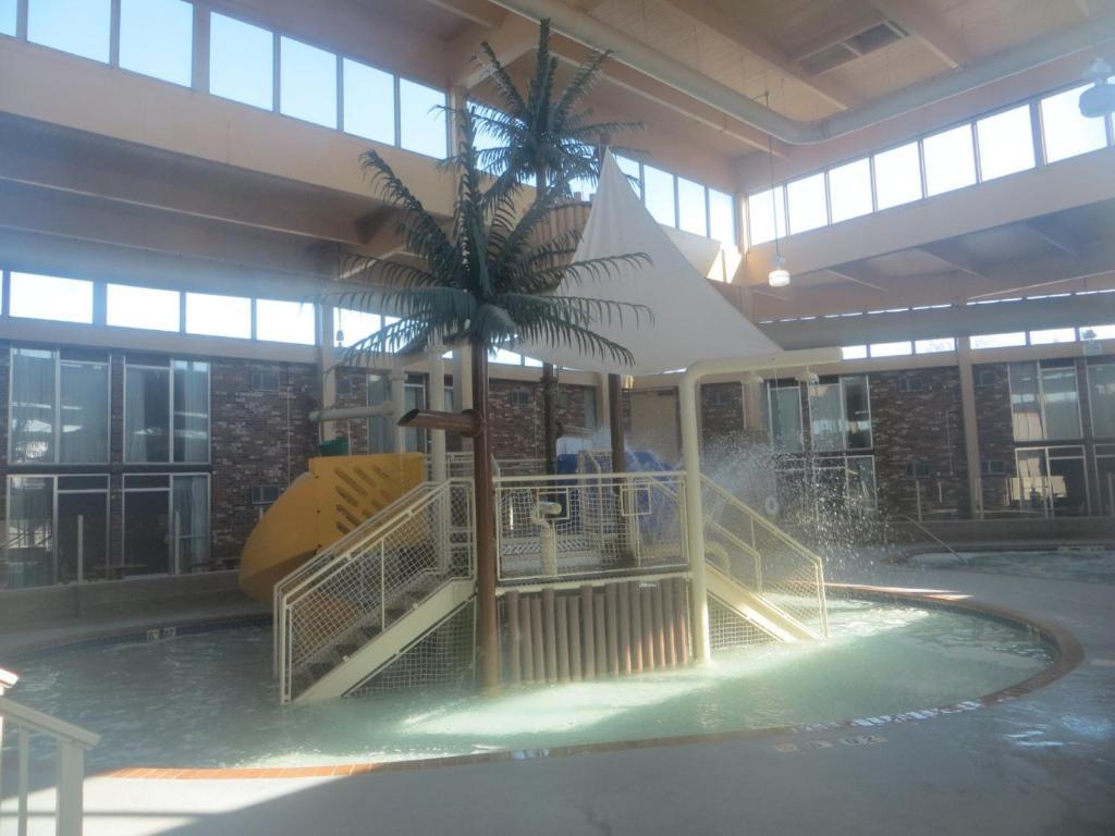 Howard Johnson Grand Forks Exterior photo