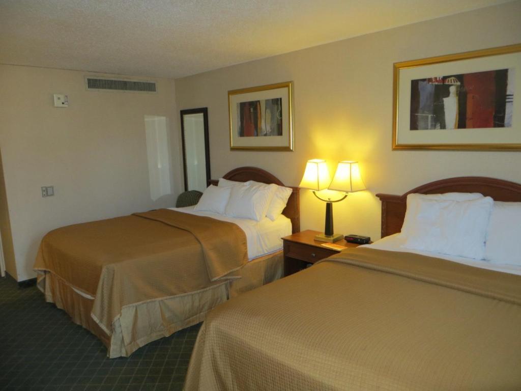 Howard Johnson Grand Forks Room photo