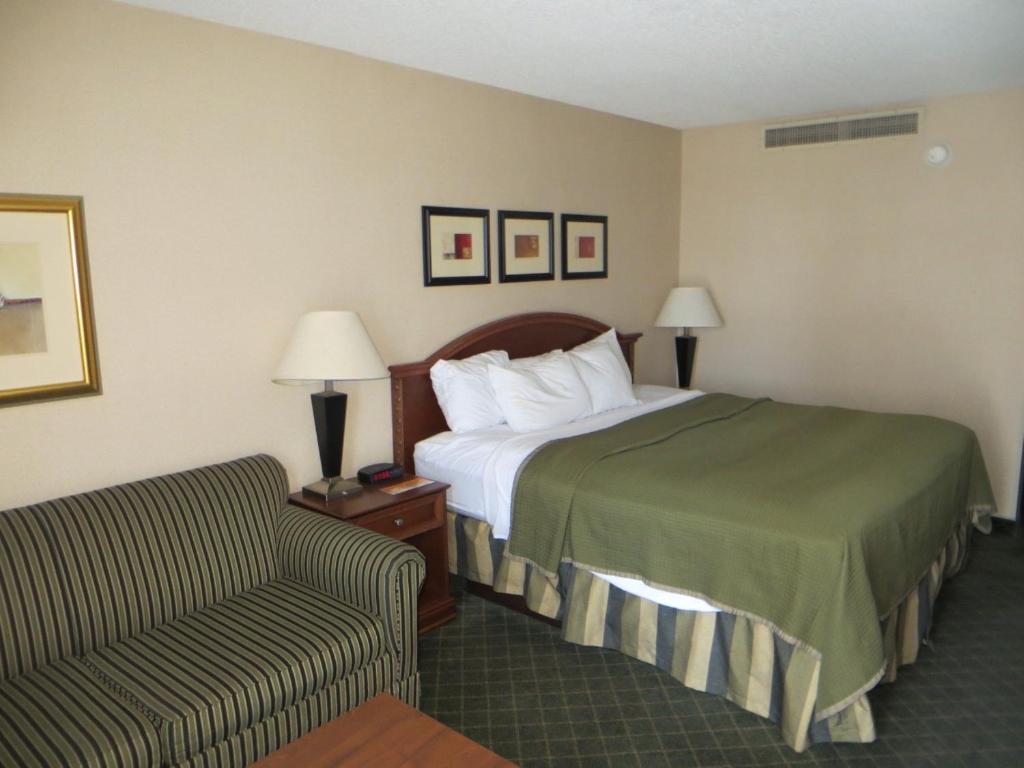 Howard Johnson Grand Forks Exterior photo