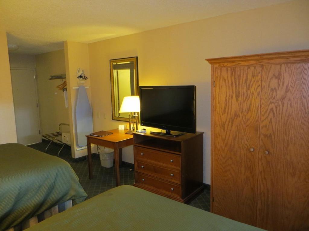 Howard Johnson Grand Forks Room photo