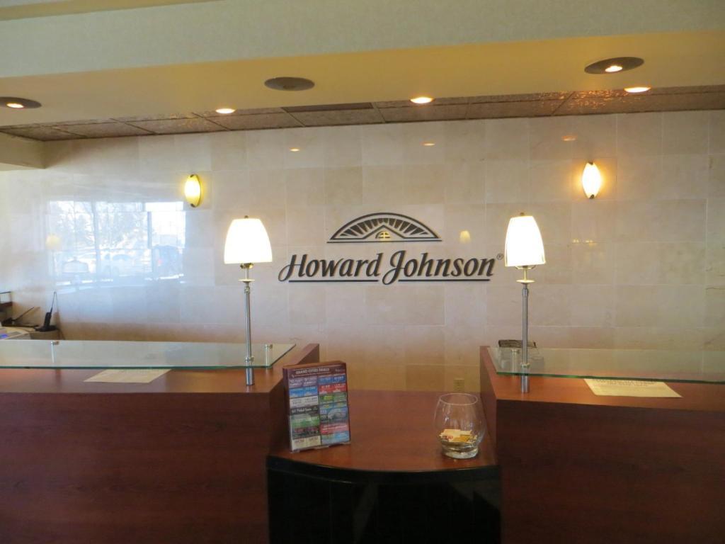 Howard Johnson Grand Forks Exterior photo