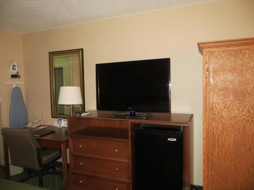 Howard Johnson Grand Forks Room photo