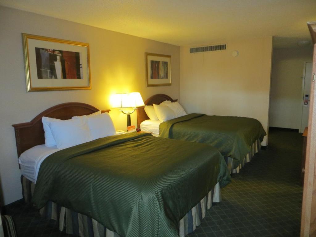 Howard Johnson Grand Forks Room photo