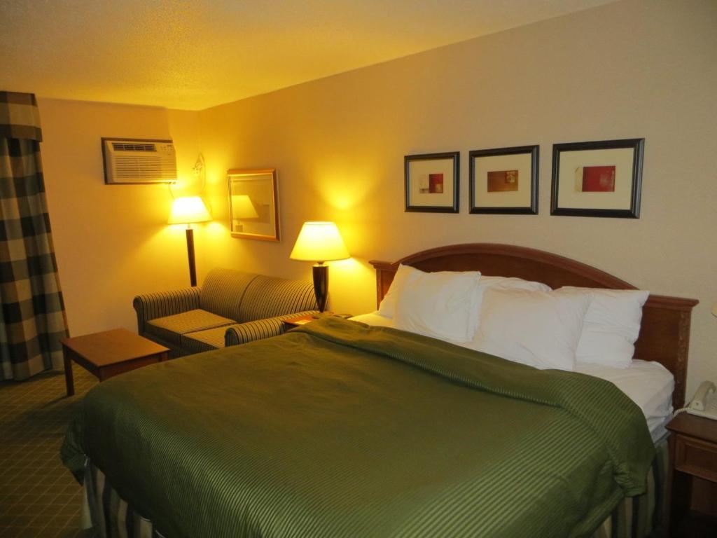 Howard Johnson Grand Forks Room photo